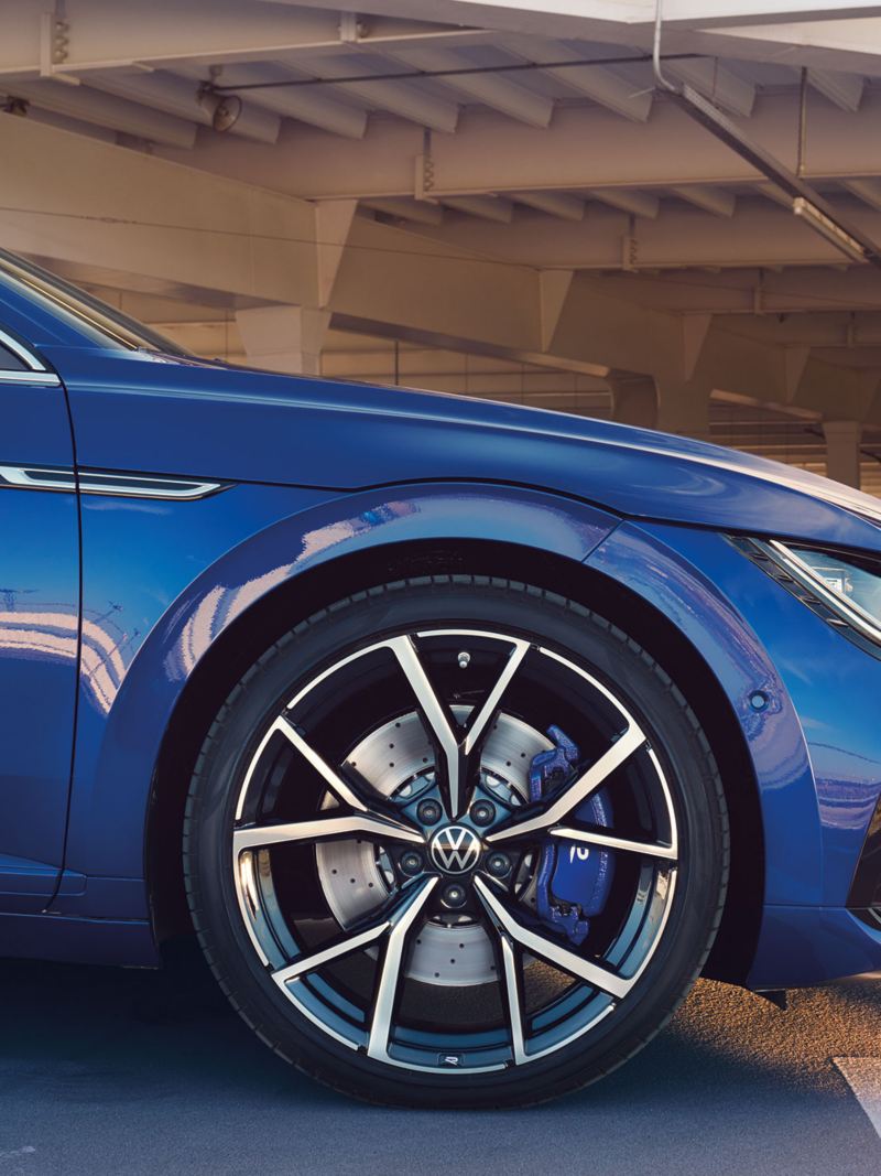Niebieski Volkswagen Arteon R Shooting Brake ze sportowymi felgami.