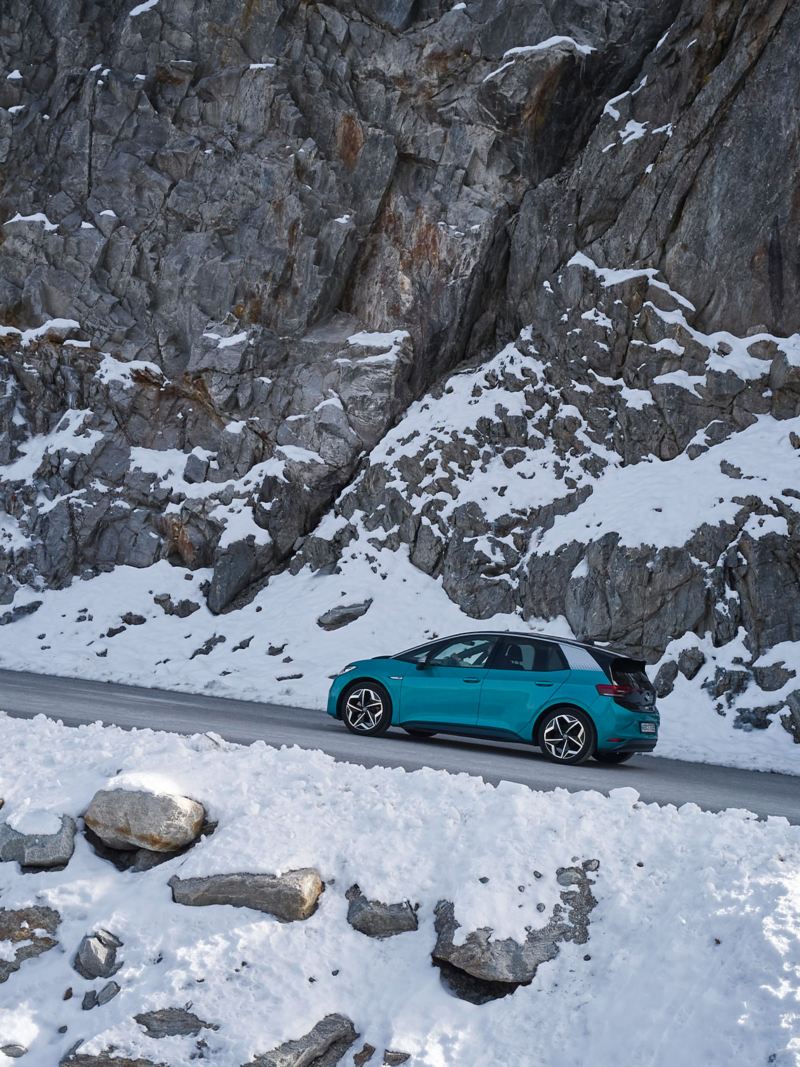 Une VW ID.3 roule sur un col de montagne enneigé - roues complètes hiver