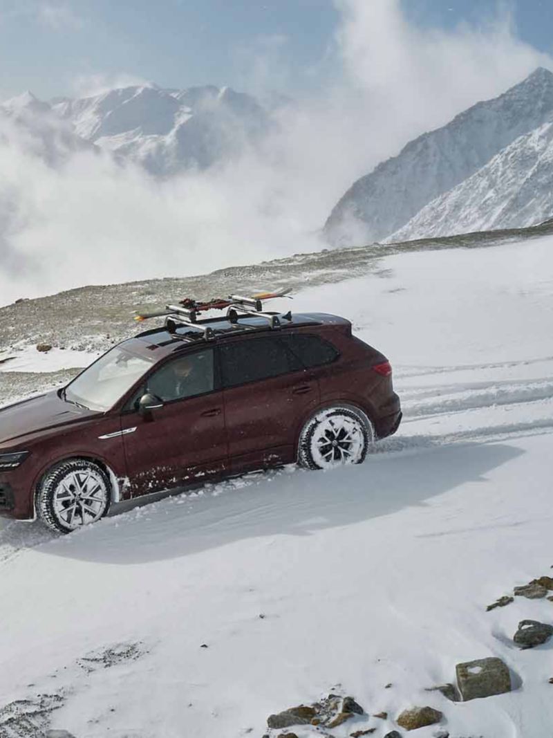 Inquadratura di una vettura Volkswagen sulla neve.