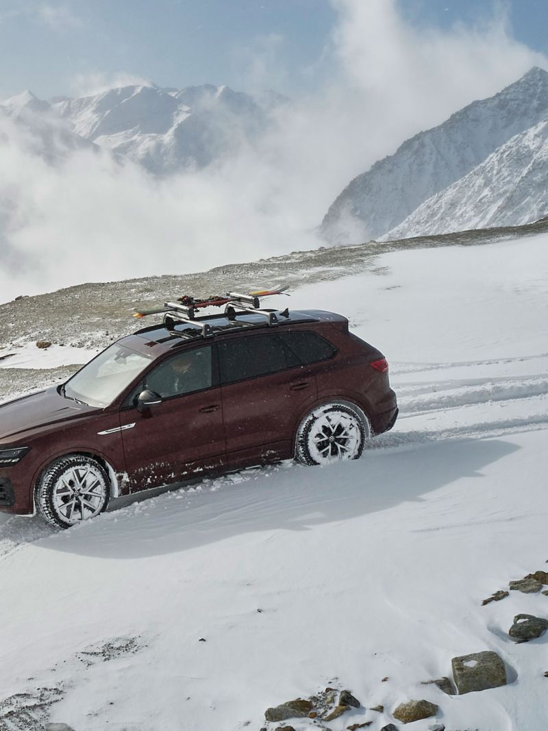 Samochód VW w terenie pokrytym śniegiem - kompletne koła zimowe