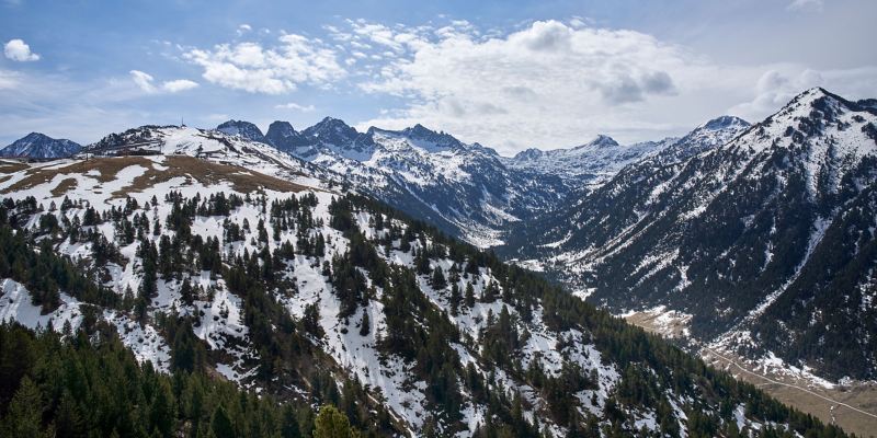 Panoramablick auf verschneite Berglandschaft