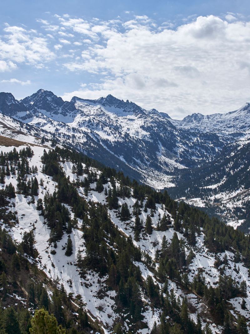 Panoramablick auf verschneite Berglandschaft