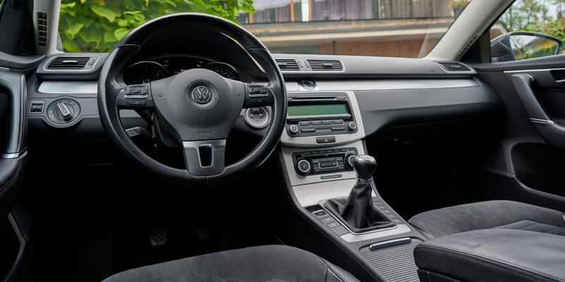 Intérieur de la VW Passat B7, gros plan sur le cockpit