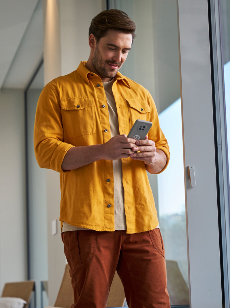 Mann schaut auf Smartphone