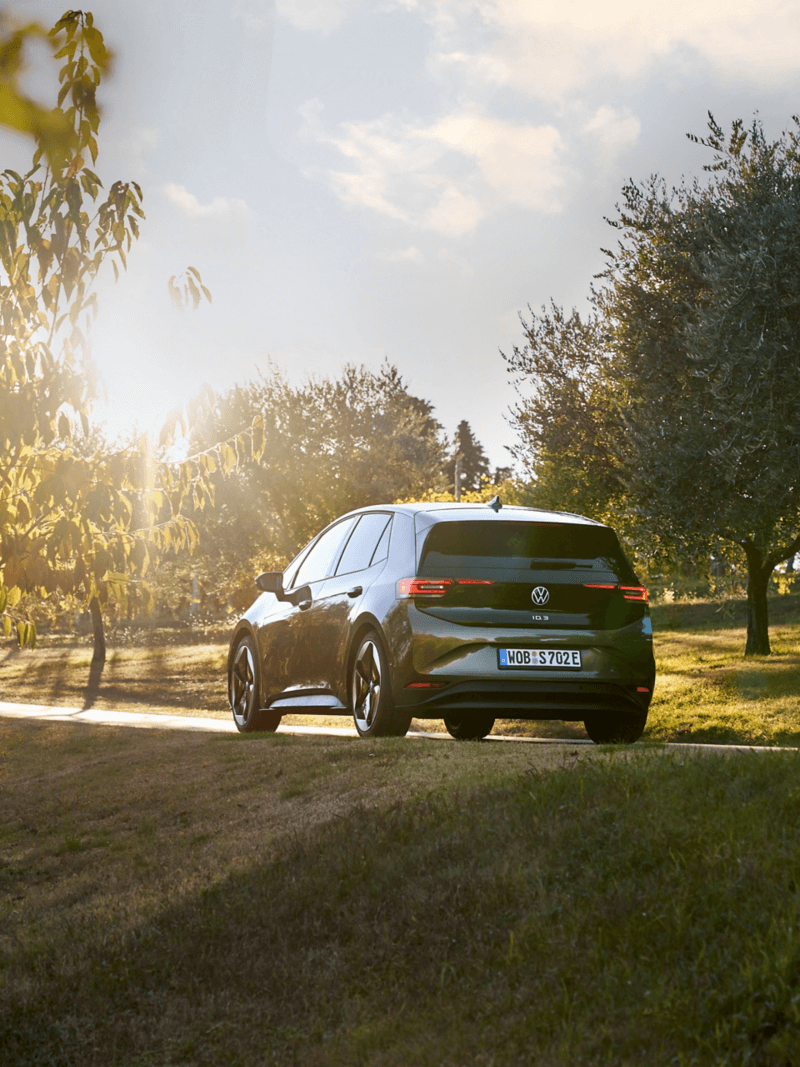 VW ID.3 na sielankowej wiejskiej drodze