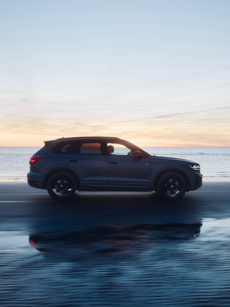 VW Touareg R FINAL EDITION fährt auf einer Sandbank entlang, links und rechts Wasser