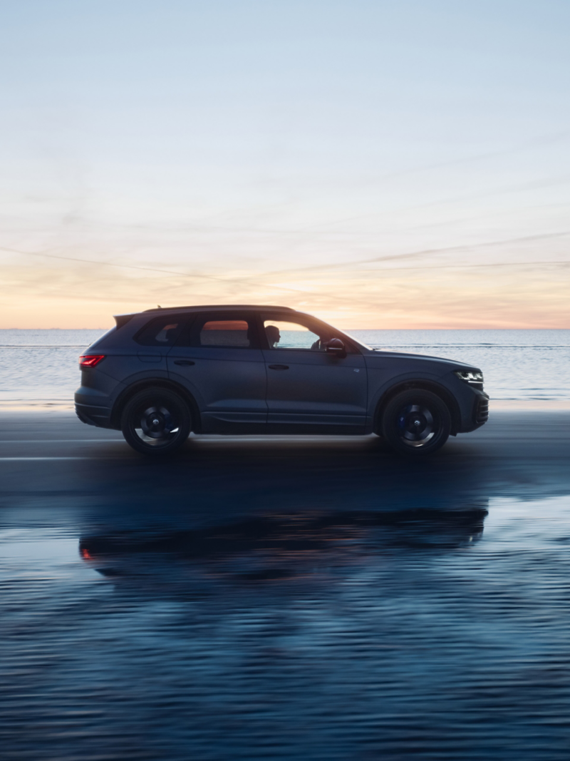 VW Touareg R FINAL EDITION fährt auf einer Sandbank entlang, links und rechts Wasser