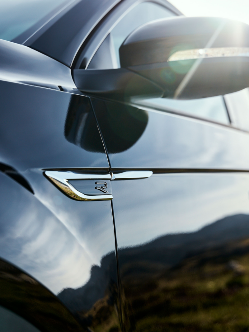 Zbliżenie na lusterko zewnętrzne VW T-Roc 1 – Akcesoria Volkswagen