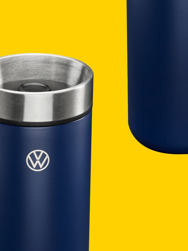 Een blauwe thermomok met lasergravure van het Volkswagen-logo – VW Fanartikel