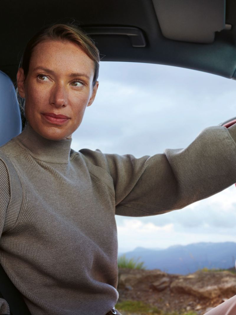 Eine Frau sitzt am Lenkrad eines VW ID.5 GTX und wartet auf den Start ihrer Driving Experience Tour Norwegen
