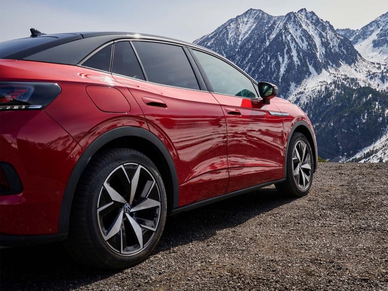 Vue latérale de la Volkswagen ID.5 GTX dans un paysage montagneux enneigé, vue cadrée sur les roues