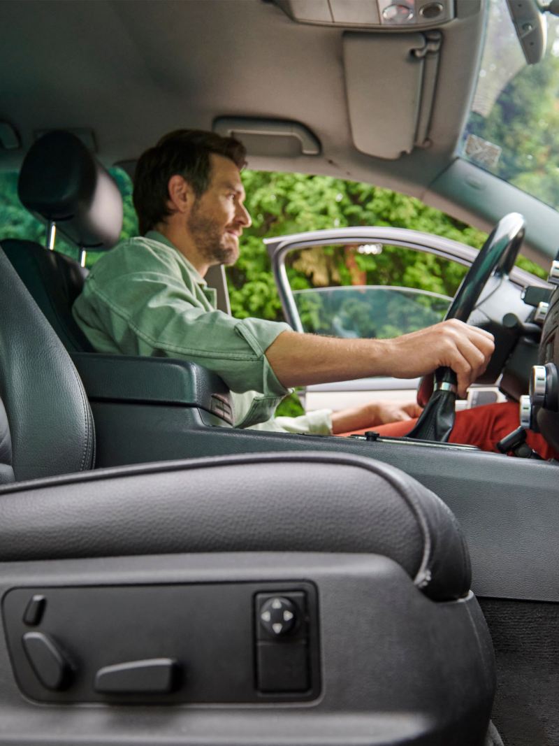 Un conductor está sentado en el interior de su Touareg 1 usado - Interior de un SUV VW 