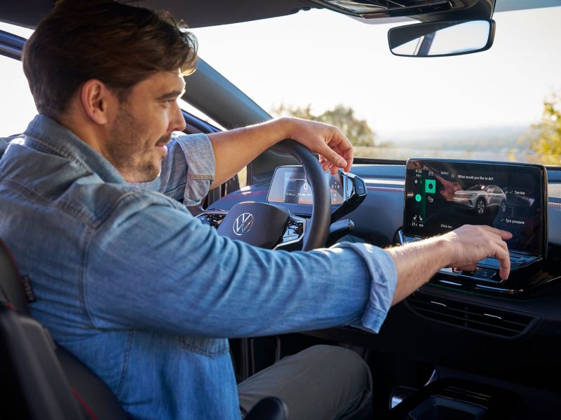 Un homme utilise le système d’infodivertissement d’un véhicule VW