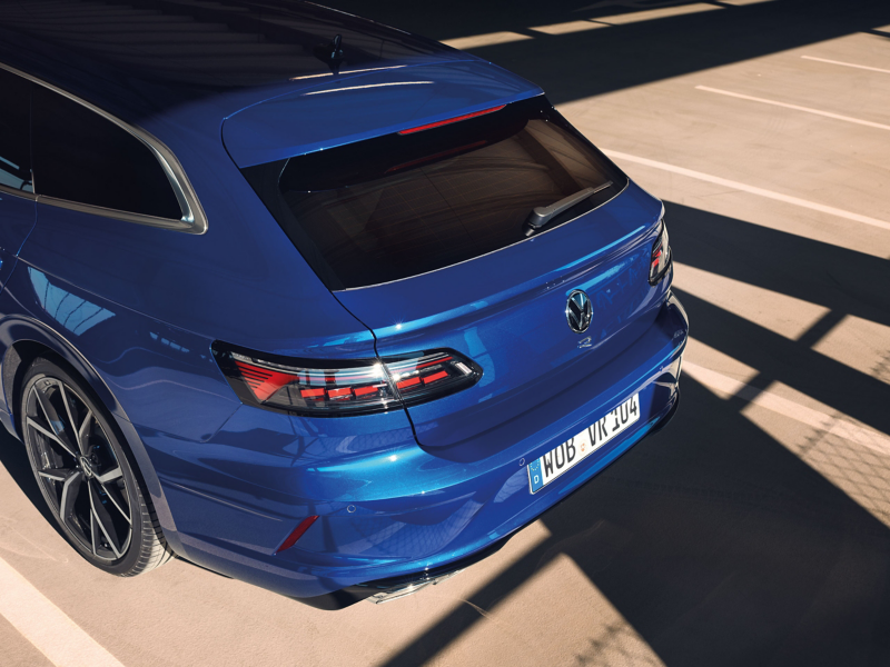 Ein blauer VW R Arteon R Shooting Brake steht auf einem Parkplatz in einem Parkhaus