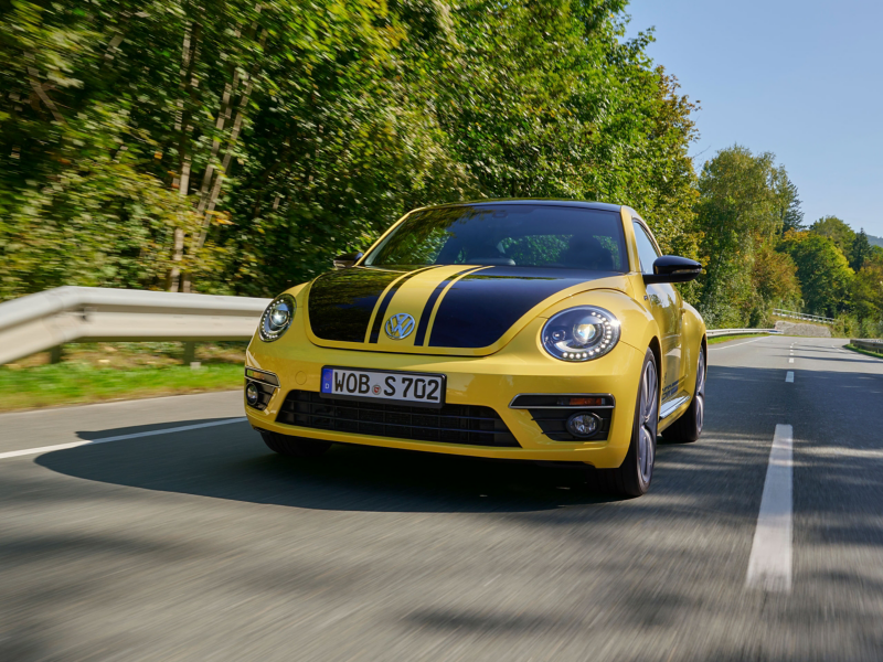 Un Volkswagen Beetle por una carretera