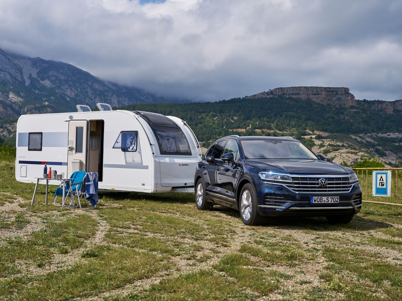 Wohnwagen an Anhängevorrichtung eines VW Autos