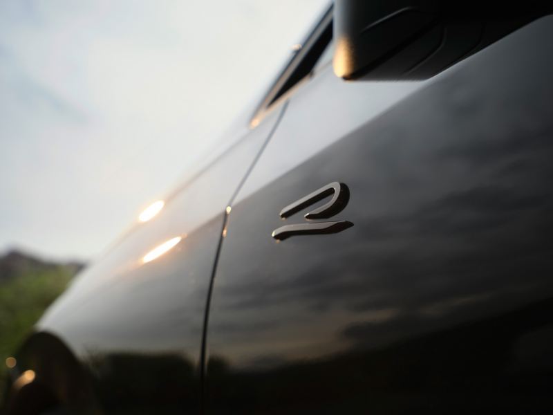 Seitenansicht eines VW Golf R Black Edition mit schwarzem „R“-Logo an Fahrertür