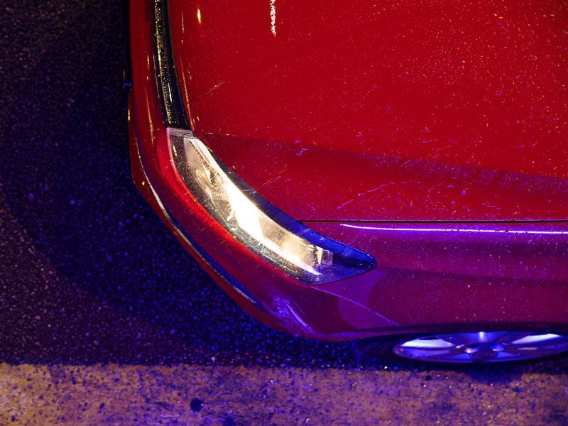 Frontscheinwerfer des roten VW Polo – helles Licht und gute Sicht