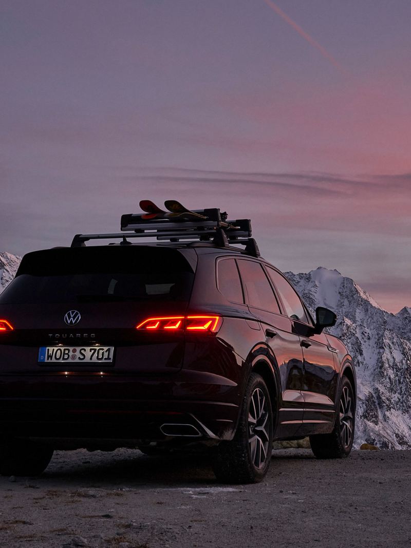 A VW Touareg in front of an evening mountain panorama