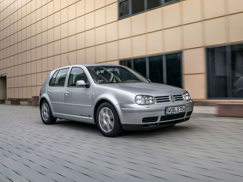 Un coche de ocasión de clase compacta en la carretera – VW Golf 4 
