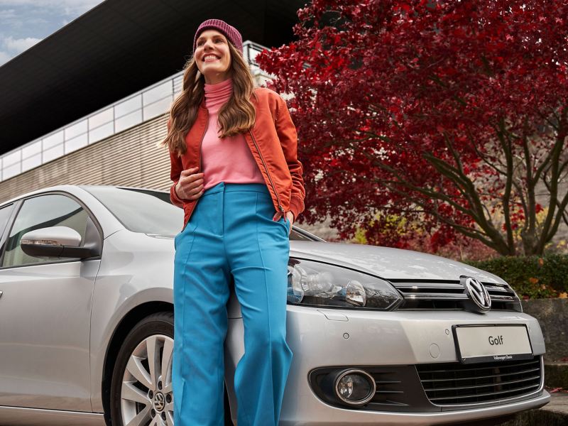 A woman and her used compact class VW Golf 6