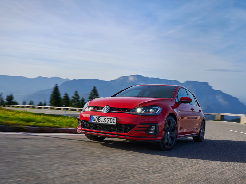 Un Volkswagen Golf 7 de color rojo circulando por una carretera