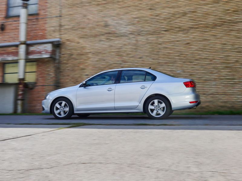 Side view VW Jetta 6