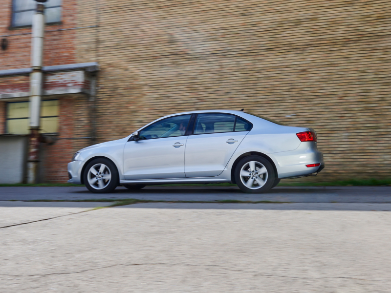 Vue latérale de la VW Jetta 6