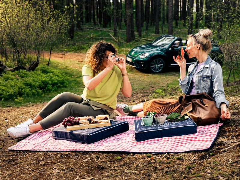 Две подруги на пикнике в лесу — аксессуары Volkswagen