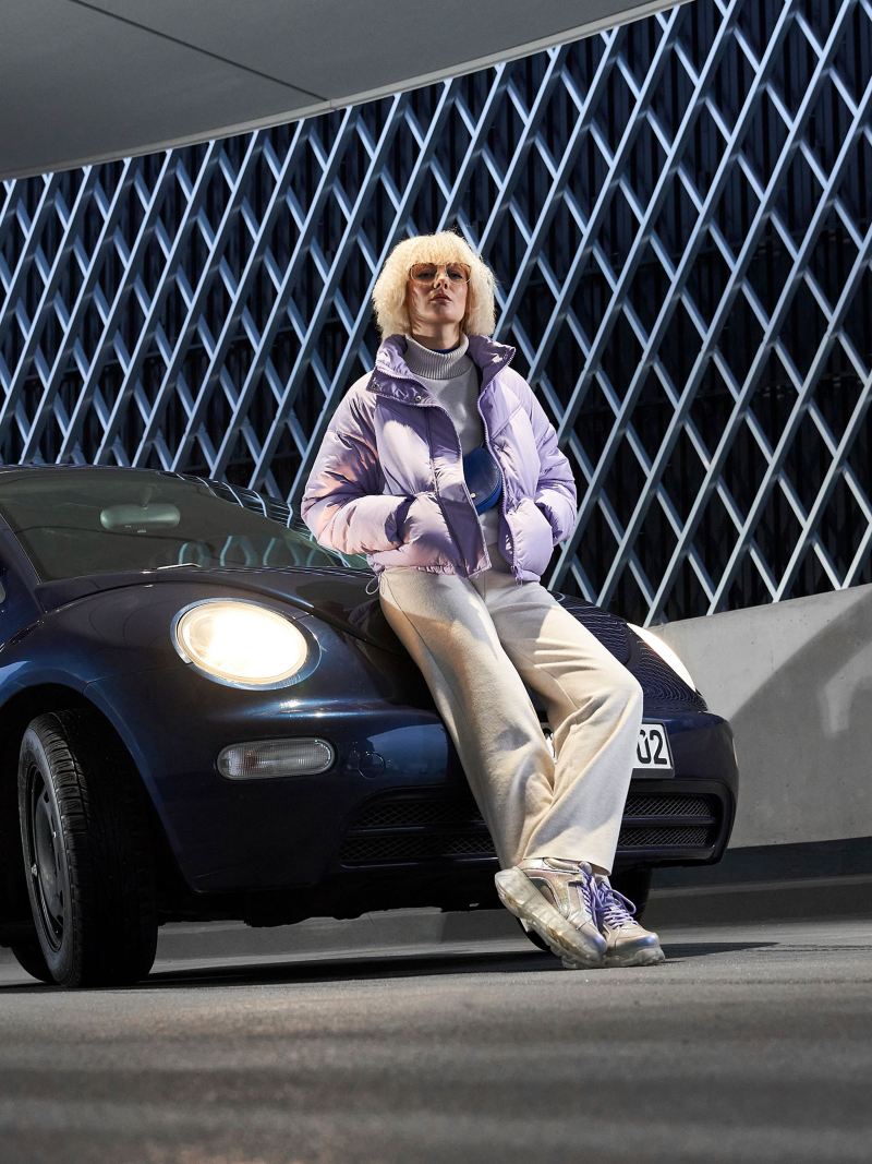 Kobieta i używany samochód z segmentu kompaktowego VW New Beetle