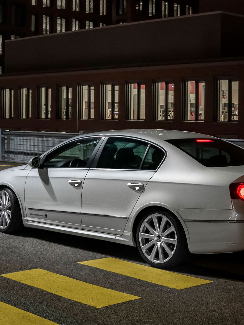 VW Passat R36 auf der Straße bei Nacht – VW Mittelklasse
