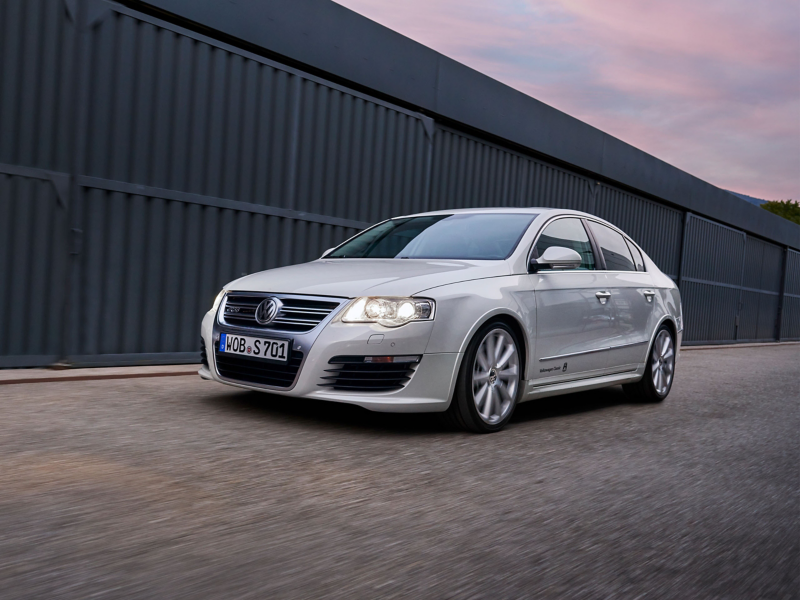 VW Passat B6 fährt Straße entlang