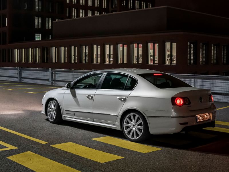 VW Passat R36 on the road at night – VW mid-sized class