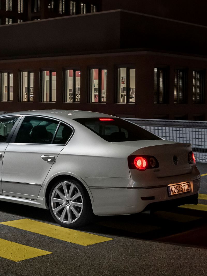 VW Passat R36 en la carretera de noche – VW clase media