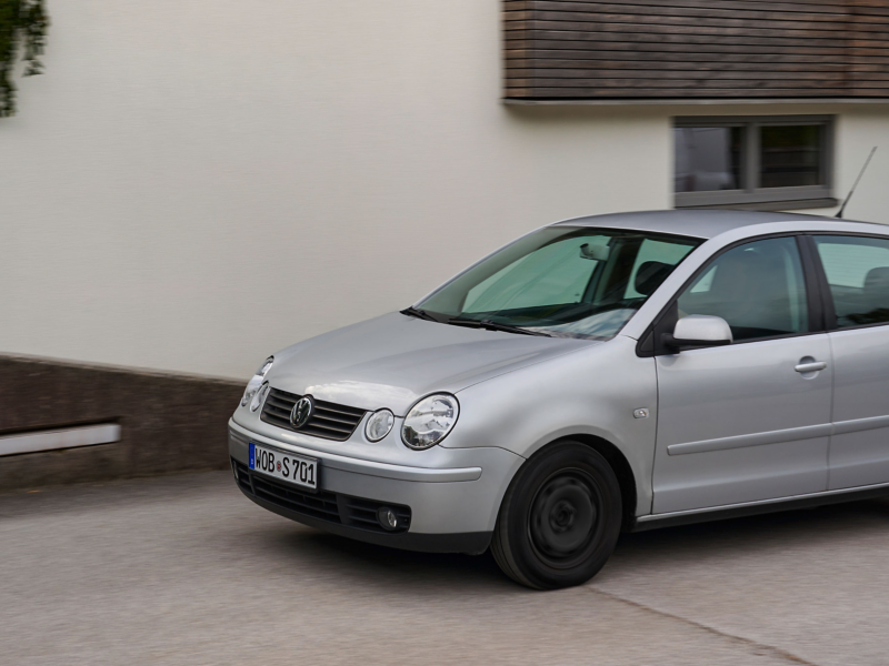 Un Volkswagen Polo 4 al lado de una casa