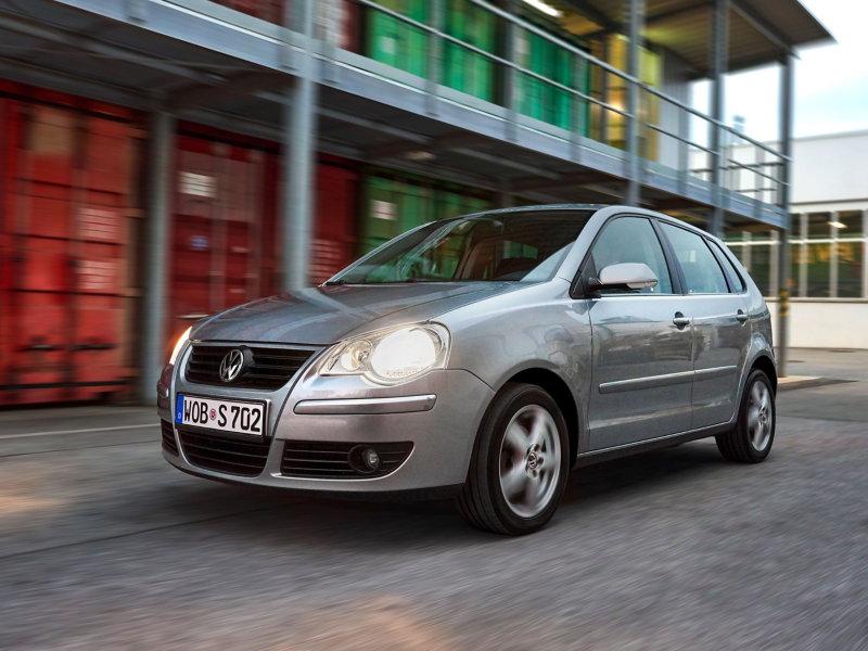 Un Volkswagen Polo 4 con los faros encedidos