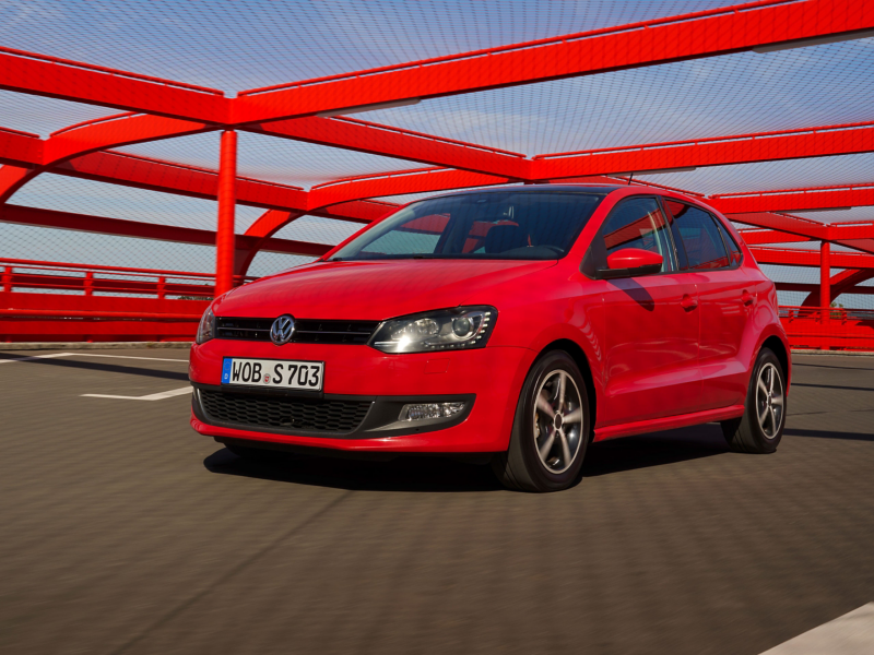 Czerwony VW Polo 5 zaparkowany na parkingu