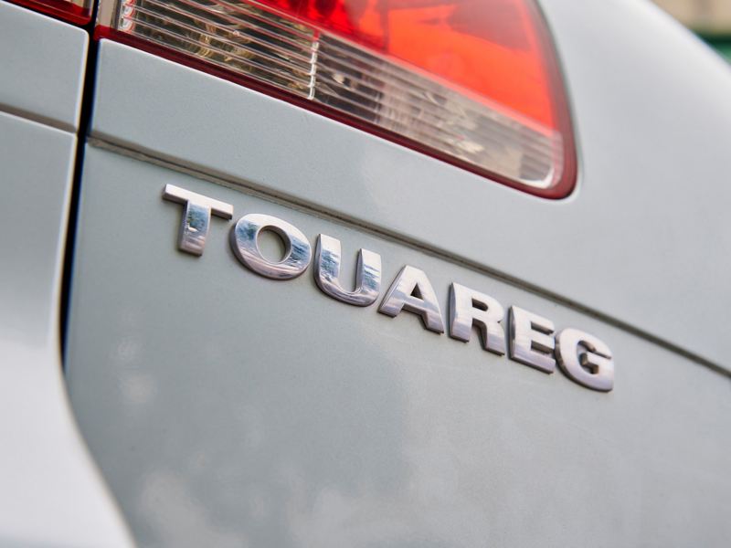 Der Schriftzug „Touareg“ auf der Kofferraumklappe eines VW Touareg 1 ist zu sehen – SUV Vorgängermodell