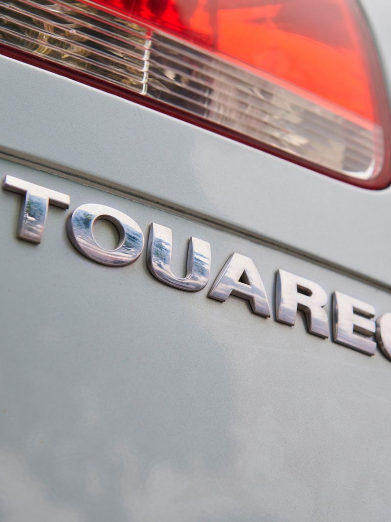 Der Schriftzug „Touareg“ auf der Kofferraumklappe eines VW Touareg 1 ist zu sehen – SUV Vorgängermodell