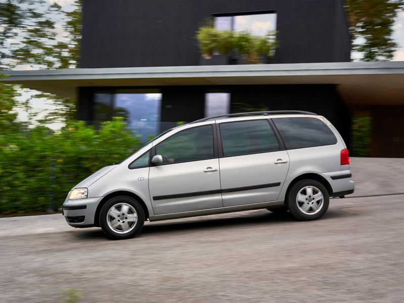 VW Sharan 1 drives through a residential area