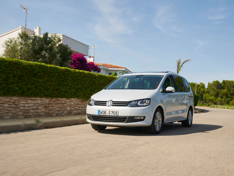 Weißer VW Sharan 2 fährt auf einer Straße