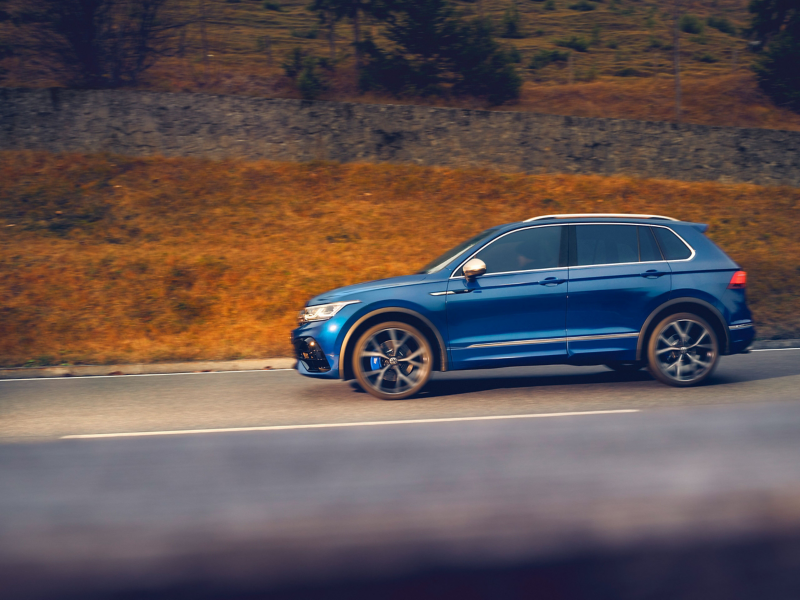 VW Tiguan R ses fra siden kørende på en vej