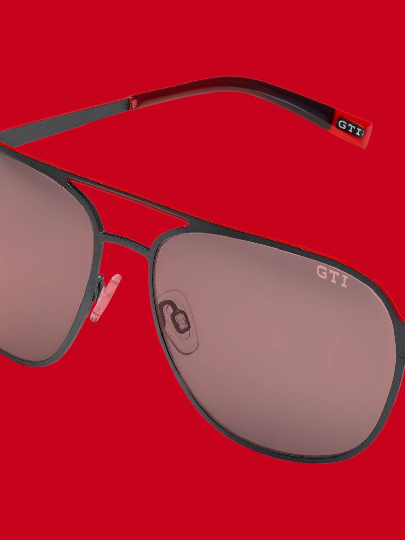 Une paire de lunettes de la collection GTI