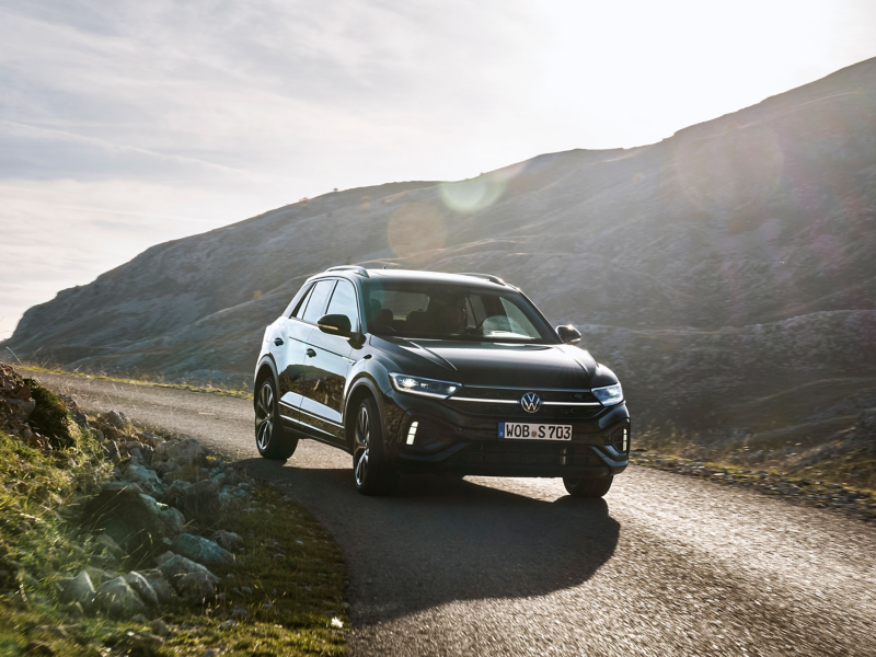 VW T-Roc 1 poprzedni model jadący górską drogą