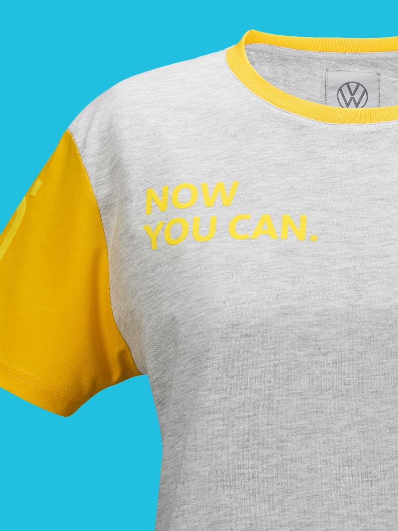 Una camiseta para ella con el logotipo «VW» y la inscripción «Now you can»