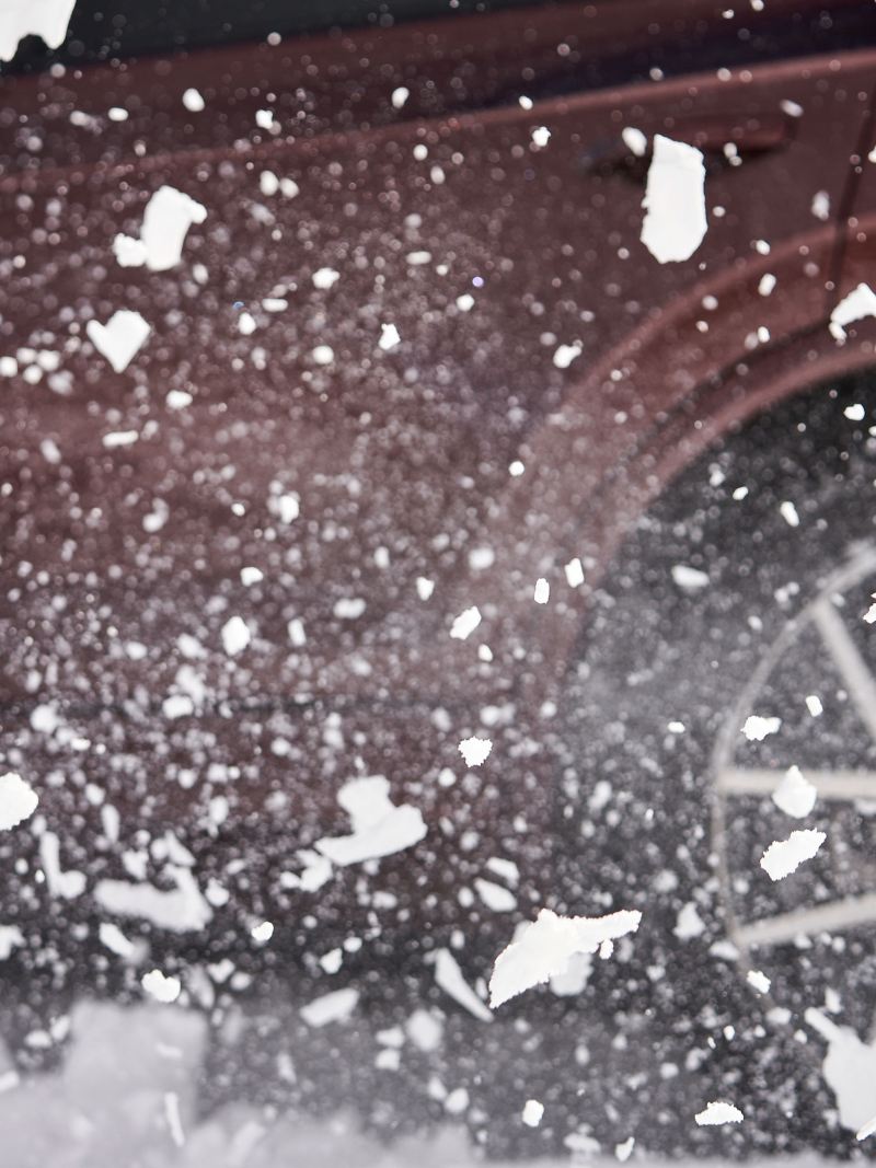 雪を巻き上げるフォルクスワーゲンのウィンターコンプリートホイール