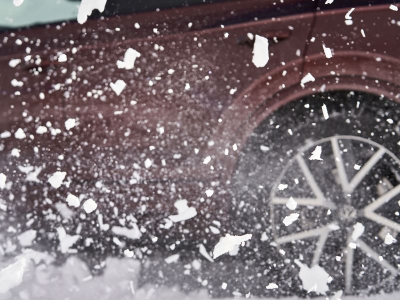 Een compleet winterwiel van Volkswagen met opdwarrelende sneeuw