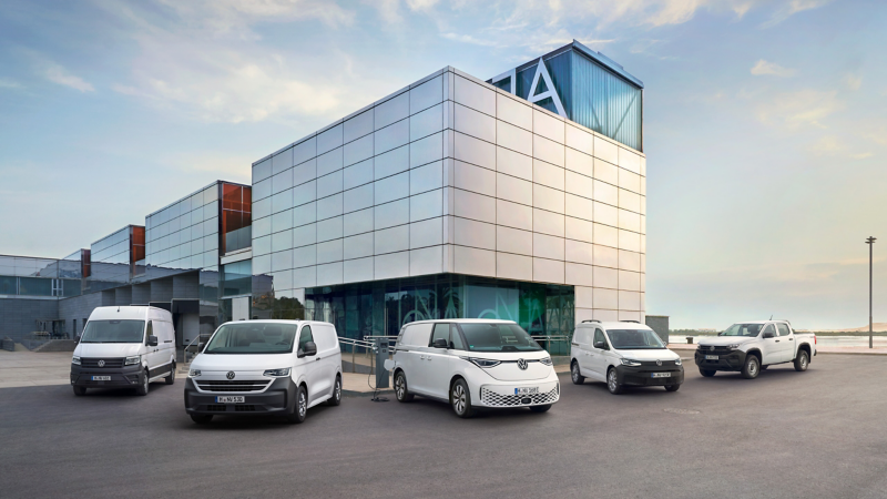 Volkswagen Transportbilars modellprogram står uppställda utanför en byggnad