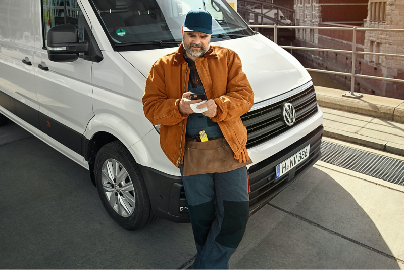 Le conducteur d’un Transporter VW utilise la comptabilité numérique.