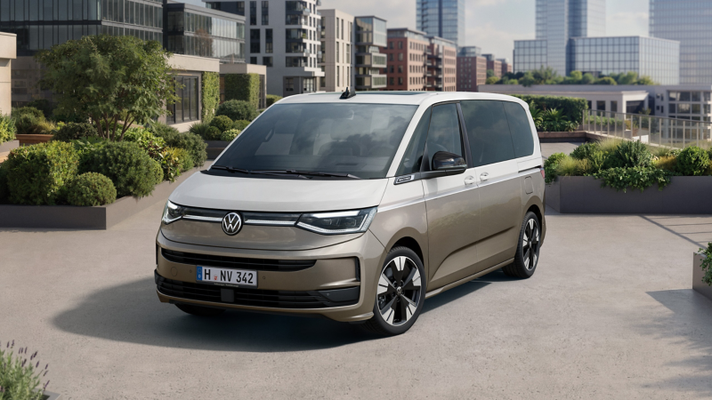 Der neue Multivan im Halbprofil.